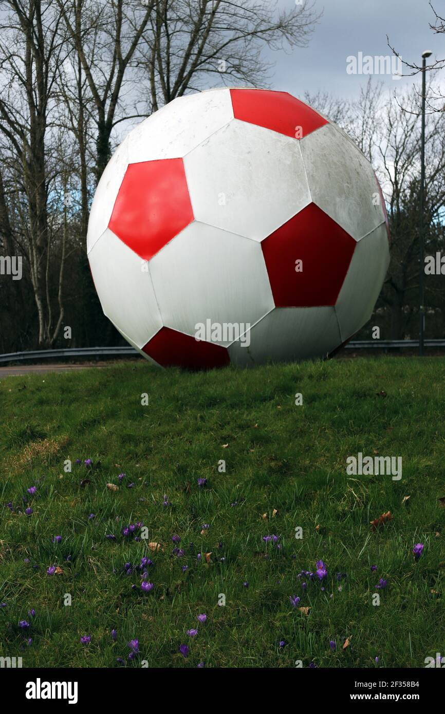 Giant Football al di fuori del Crawley Town Football Club Foto Stock