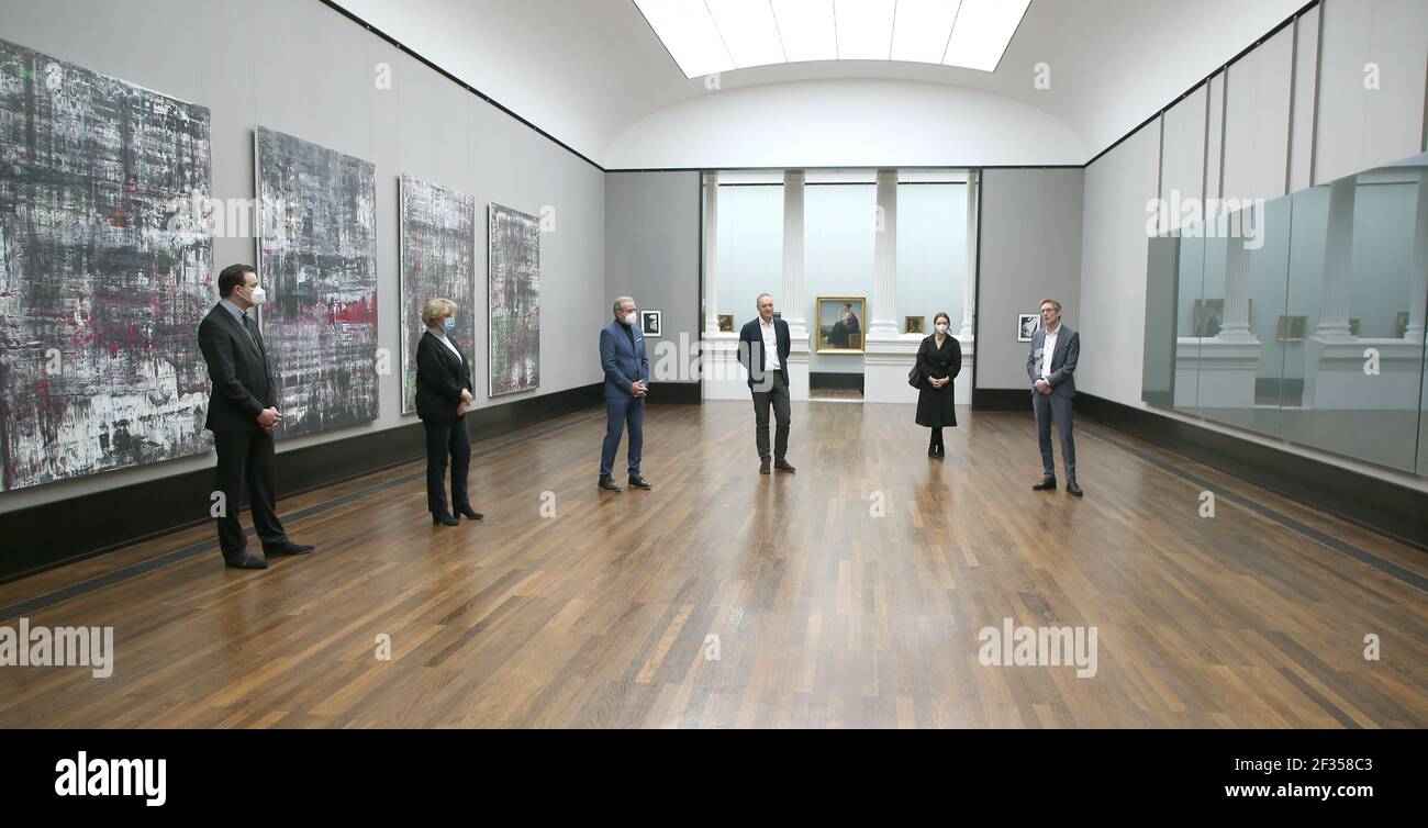 15 marzo 2021, Berlino: Stephan Frucht (l-r), Siemens Art Programme, Monika Grütters (CDU), Ministro della Cultura, Hermann Parzinger, Presidente della Fondazione per i beni culturali prussiani, Joachim Jäger, Direttore della Galleria Nazionale, Ella Maria Richter, figlia, E Ralph Gleis, direttore della Galleria Nazionale Vecchia, partecipa ad una conferenza stampa per la presentazione di un importante prestito, ciclo 'Birkenau' e 'Grauer Spiegel' (r) di Gerhard Richter, per il Museo progettato del 20 ° secolo. Le opere saranno esposte sull'Isola dei Musei dal 16.03. - 03.10.2021. Foto: Wolfga Foto Stock