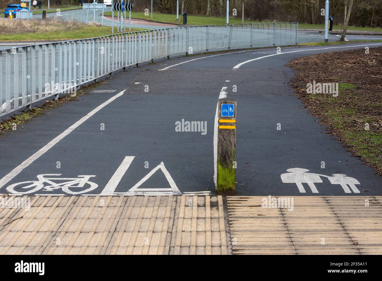 Cartelli pedonali e ciclabili dipinti sul pavimento. Foto Stock