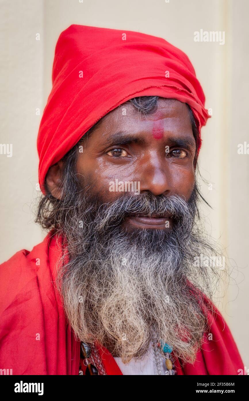 Ritratto di anziani sadhu vestito in abiti rossi, Tempio Kamakhya, Guwahati, India Foto Stock