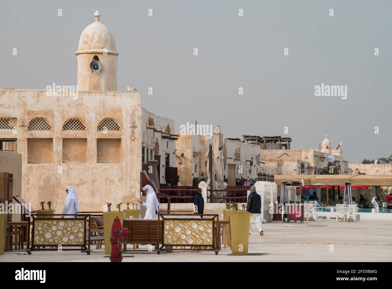 Al Wakrah ,Qatar -02,01,2020 : nuovo lungomare del souk con le sue case tradizionali e la gente locale che si gode a piedi. Foto Stock