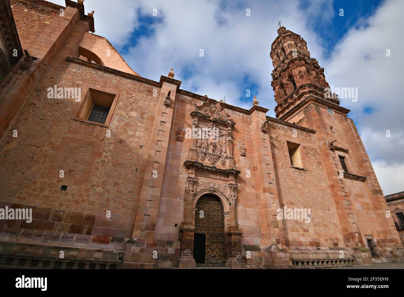 Vista panoramica in pietra scolpita sulla facciata della Basilica Cattedrale in stile barocco di nostra Signora dell'Assunzione, a Zacatecas Messico. Foto Stock