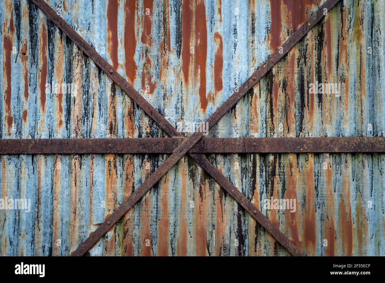Zincati arrugginiti, ondulati in ferro, fondo texture Foto Stock