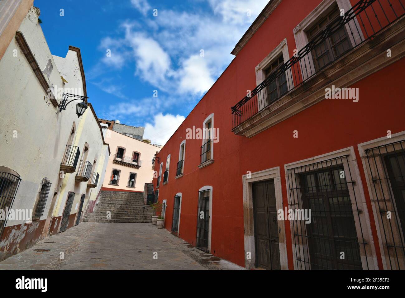 Edifici in stile coloniale con pareti in stucco sulle strade di cava di Zacatecas in Messico. Foto Stock