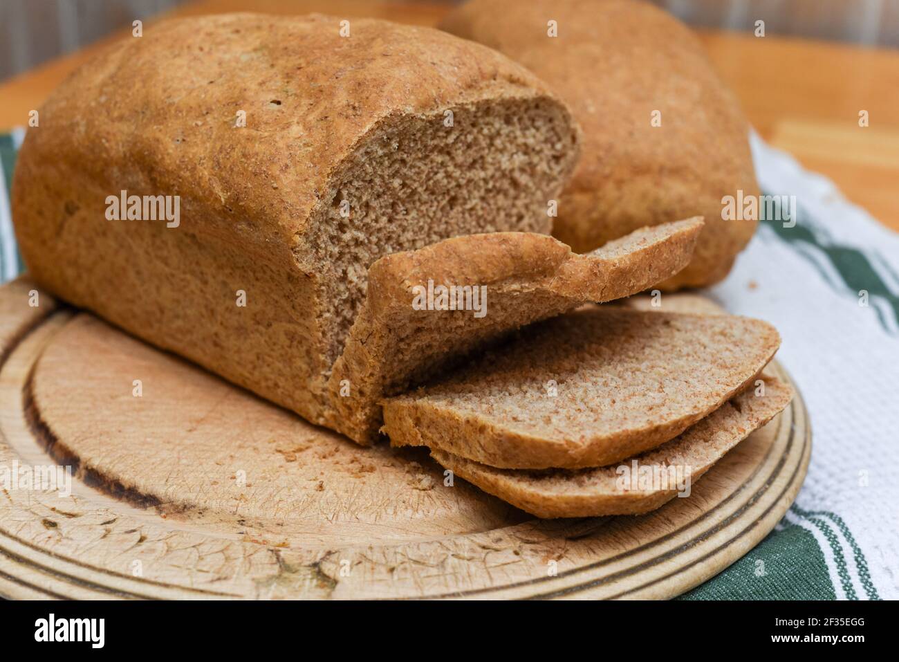 Pane appena sfornato in casa, preparato con ingredienti naturali biologici Foto Stock