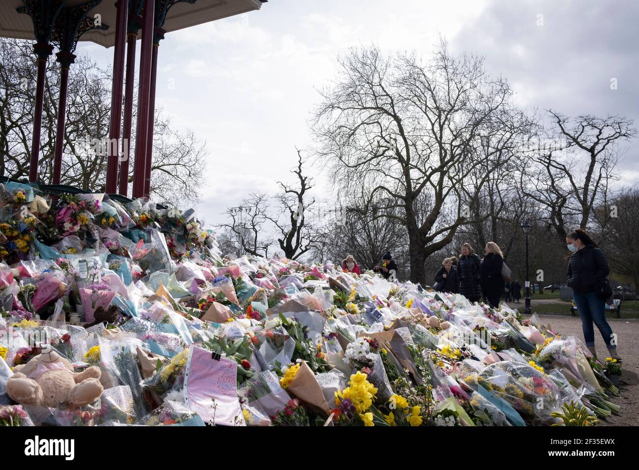 Bouquet di fiori sono lasciati alla tribuna di Clapham Common per la donna assassinata Sarah Everard il 15 marzo 2021, a Londra, Regno Unito. Il bandstand Clapham Common è stato la scena di sabato per una veglia notturna da parte delle donne londinesi, ma è stato rotto a causa delle restrizioni del governo Covid. Foto Stock
