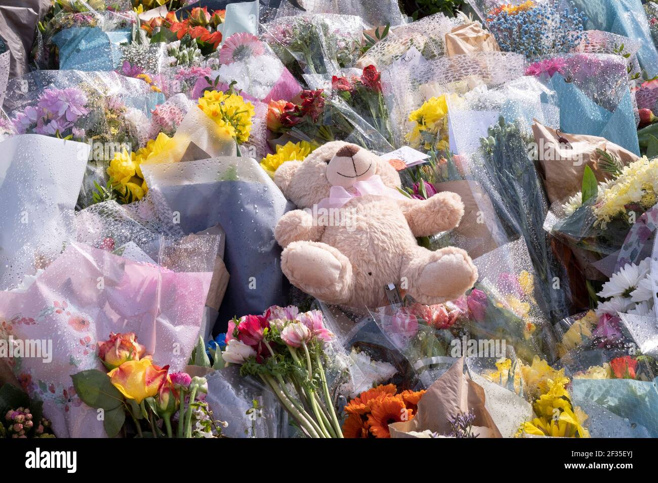 Bouquet di fiori sono lasciati alla tribuna di Clapham Common per la donna assassinata Sarah Everard il 15 marzo 2021, a Londra, Regno Unito. Il bandstand Clapham Common è stato la scena di sabato per una veglia notturna da parte delle donne londinesi, ma è stato rotto a causa delle restrizioni del governo Covid. Foto Stock