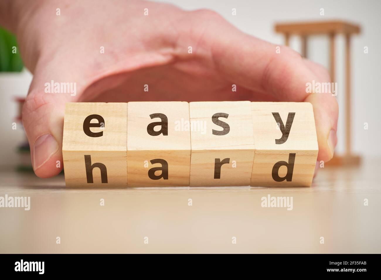 Il concetto di cambiare il grado di difficoltà è facile e duro sui cubi di legno. Foto Stock
