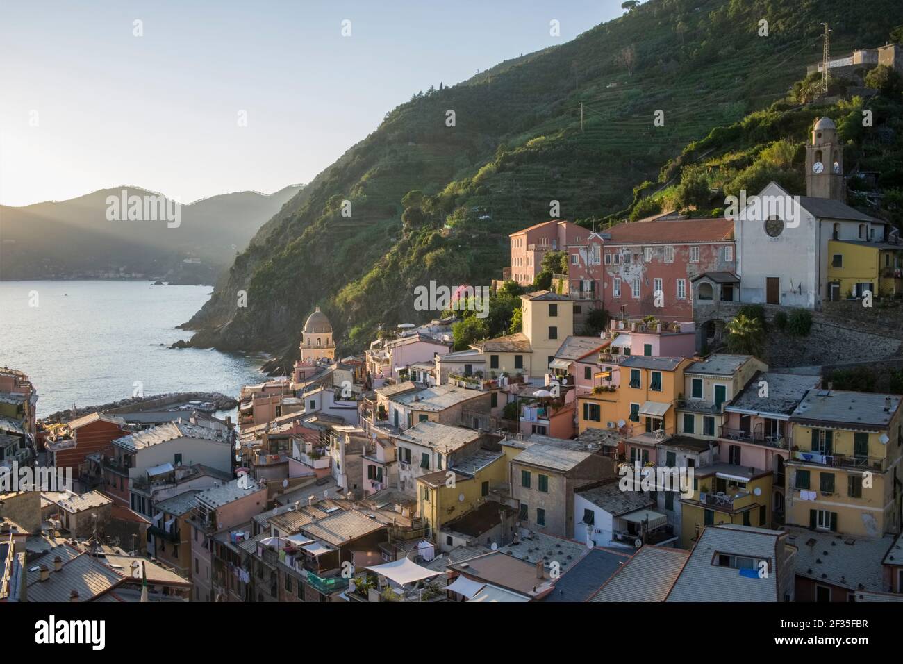 Italia, Liguria: Il villaggio di Vernazza nel Parco Nazionale delle cinque Terre, Patrimonio dell'Umanità dell'UNESCO. Sulla destra, la Chiesa di Santa Margherita d'ANT Foto Stock