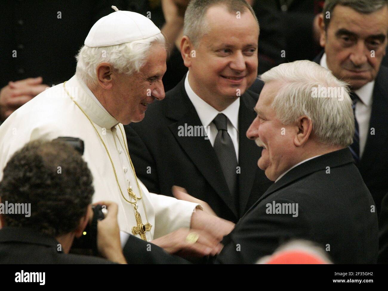 16 ottobre 2008 : Papa Benedetto XVI parla con l'ex presidente polacco Lech Walesa durante un'audizione nella sala Paolo VI Foto Stock