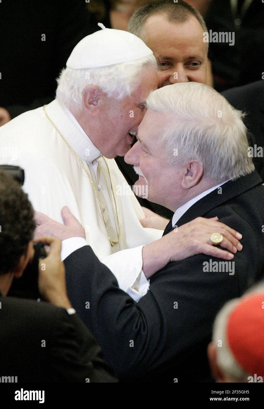 16 ottobre 2008 : Papa Benedetto XVI parla con l'ex presidente polacco Lech Walesa durante un'audizione nella sala Paolo VI Foto Stock