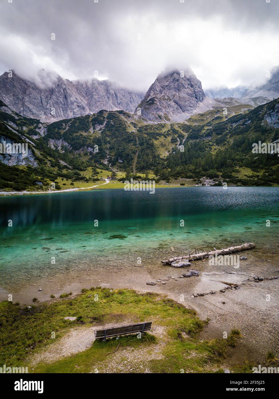 Vista elevata del lago di montagna turchese e della cresta che sorge sul lato opposto. Cielo nuvoloso. Relax nella natura vicino Ehrwald, Tirolo, Austria. Foto Stock