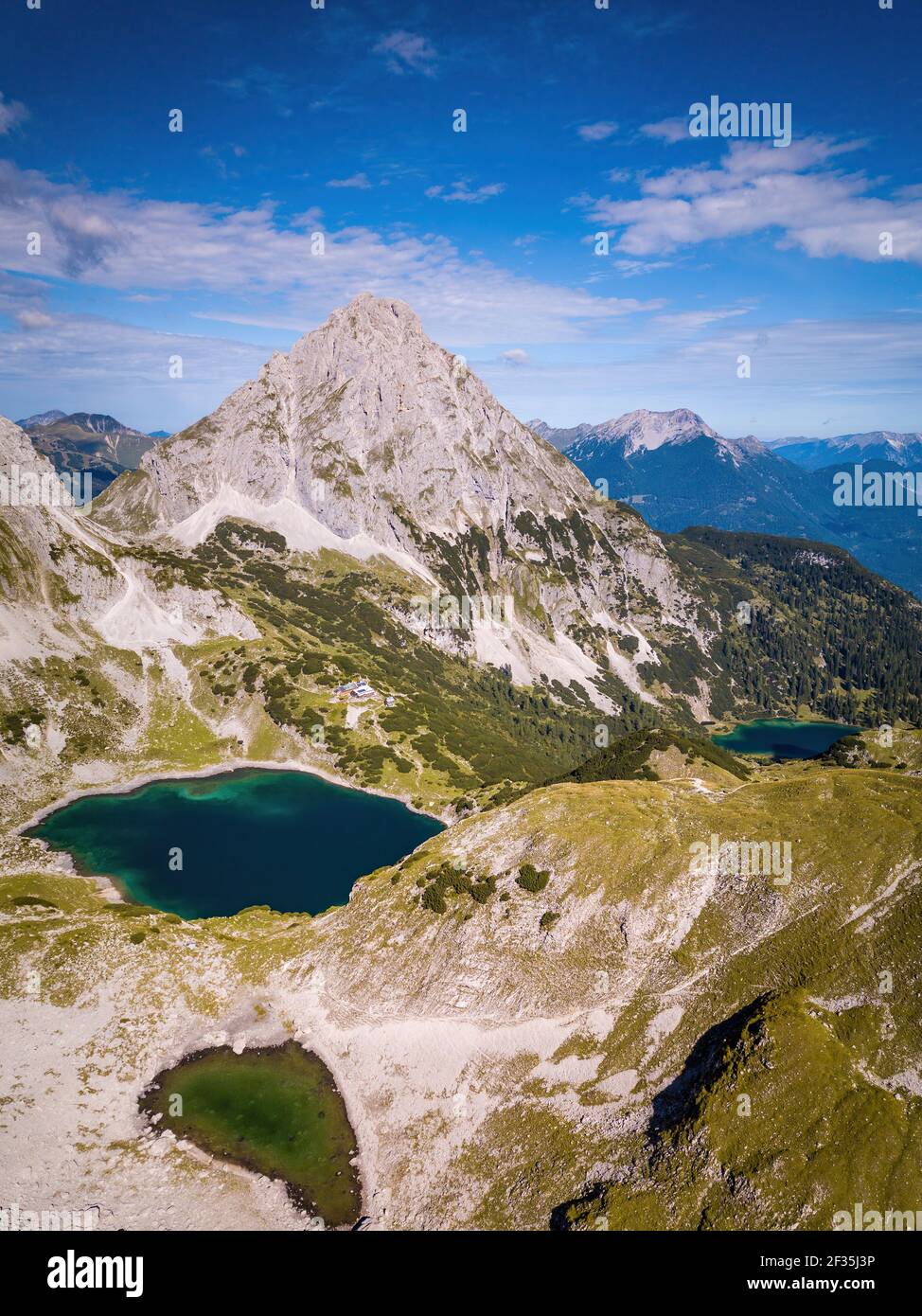 Foto di paesaggio alpino vicino Ehrwald, Tirolo, Austria. Lago di montagna Drachensee sotto la cima di Sonnenspitze. Giornata di sole in montagna. Foto Stock