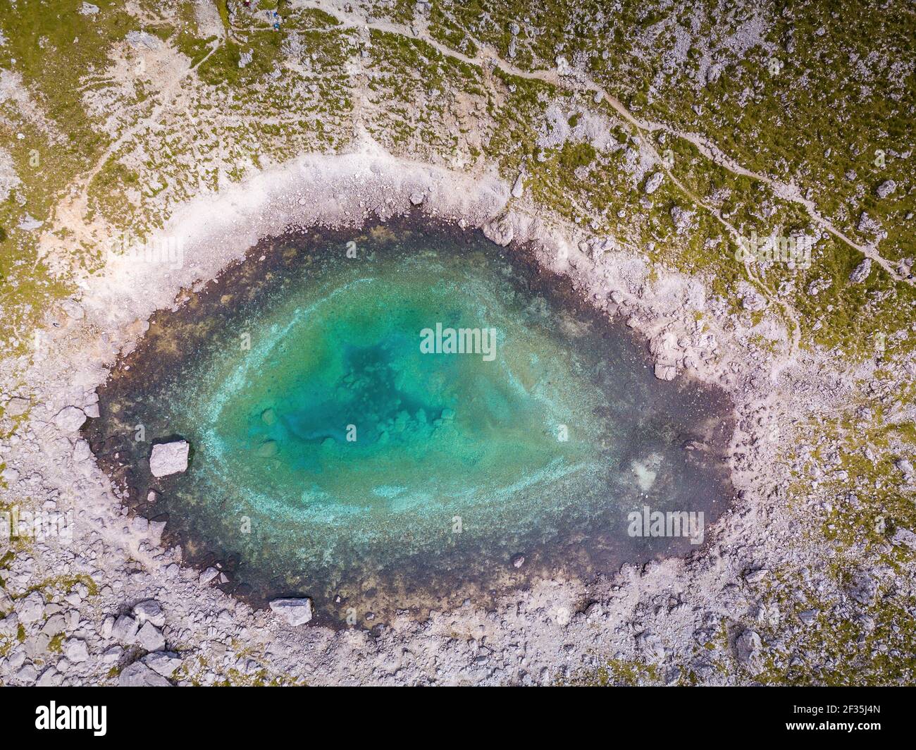 Vista dall'alto del lago di montagna turchese dal drone. Livello dell'acqua significativamente più basso nel lago causato dai cambiamenti climatici. Ehrwald, Tirolo, Austria. Foto Stock