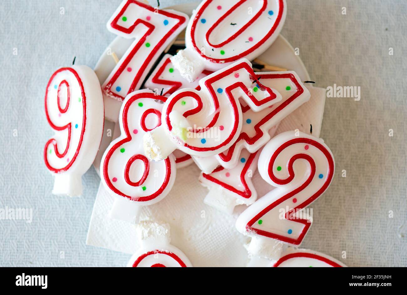 Candele di cera usate. Figure di cera della torta, immagine di concetto circa la vita, tempo Foto Stock
