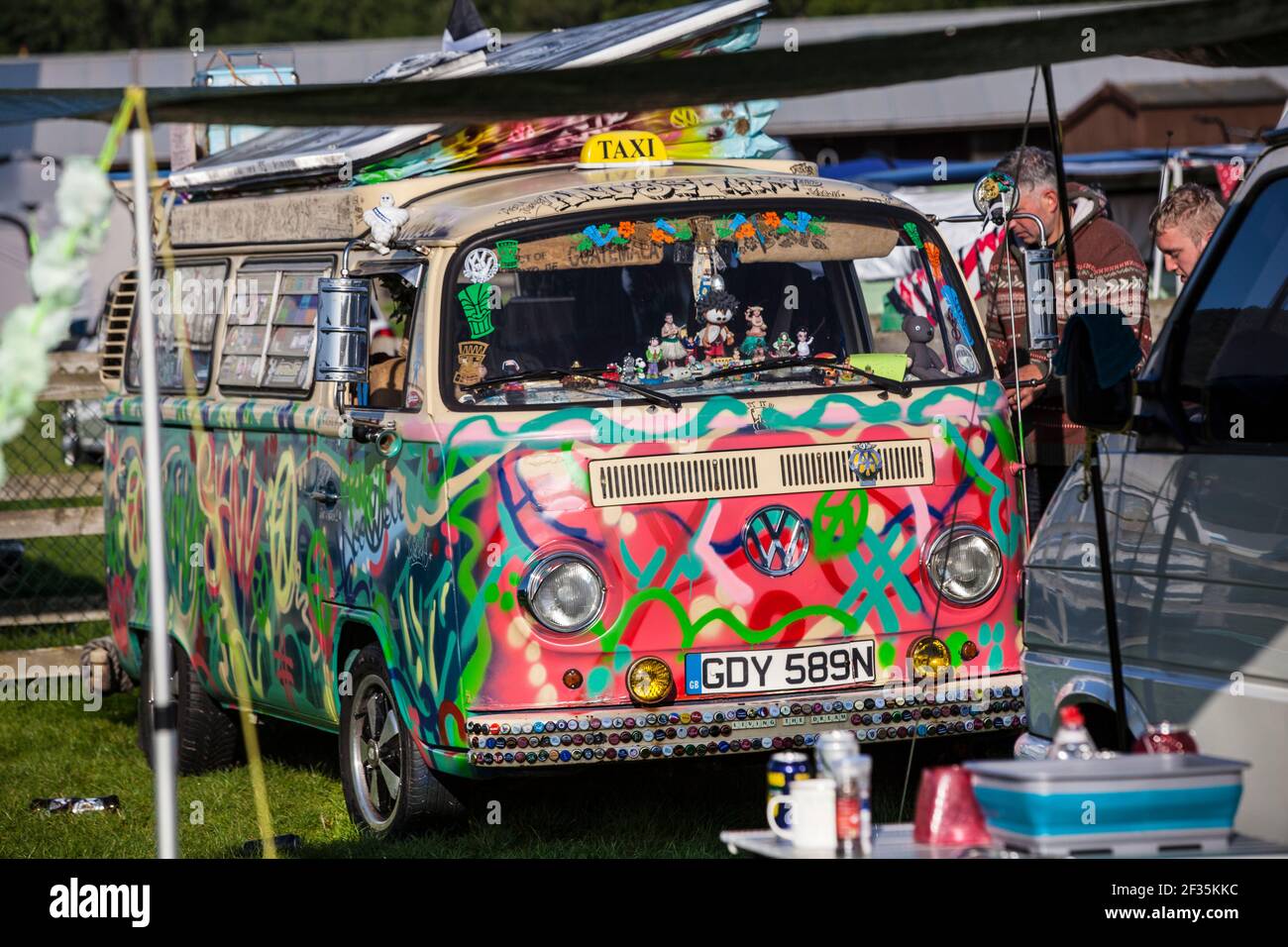 Megan aus Großbritannien hat seinen VW Bus T2 aus den 70er Jahren in Gesamtkunstwerk verwandelt. Der Schulblauf und Verkauf von Dienstleistungen Foto Stock