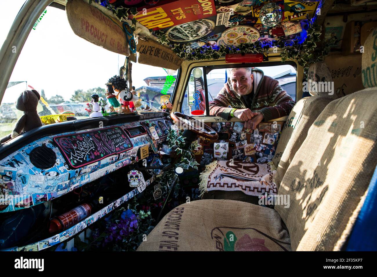 Megan aus Großbritannien hat seinen VW Bus T2 aus den 70er Jahren in Gesamtkunstwerk verwandelt. Der Schulblauf und Verkauf von Dienstleistungen Foto Stock