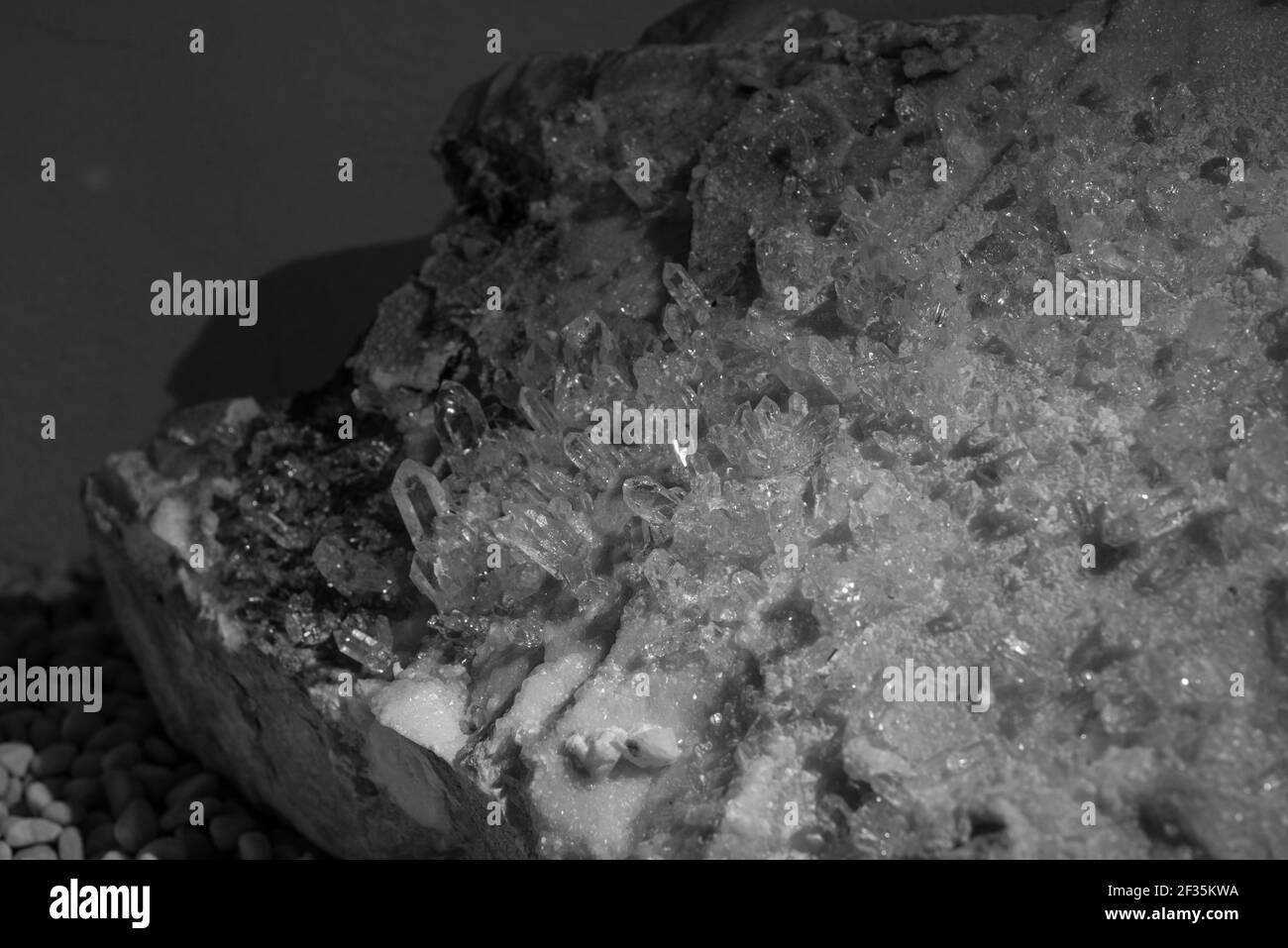 Foto in bianco e nero della struttura cristallina di pietra. Superficie robusta di roccia minata da vicino. Concetto di materia prima per la costruzione e l'estrazione mineraria. Foto Stock