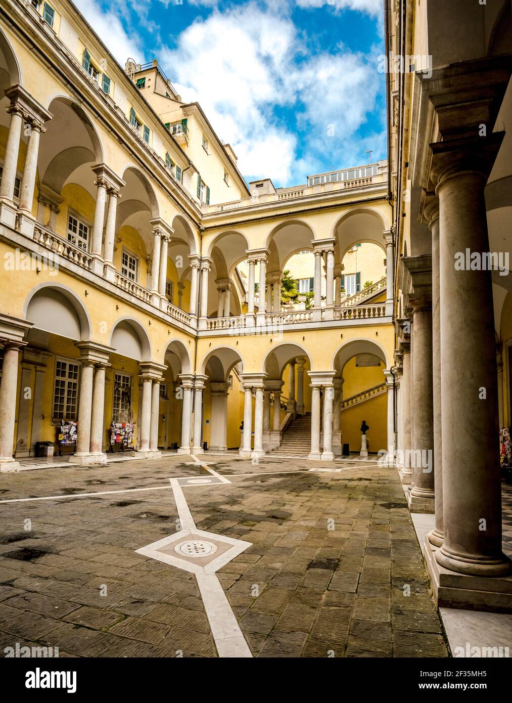 Vuota piazza storica all'interno del complesso universitario di Genova. Portici architettonici con archi alti. Liguria, Italia. Foto Stock