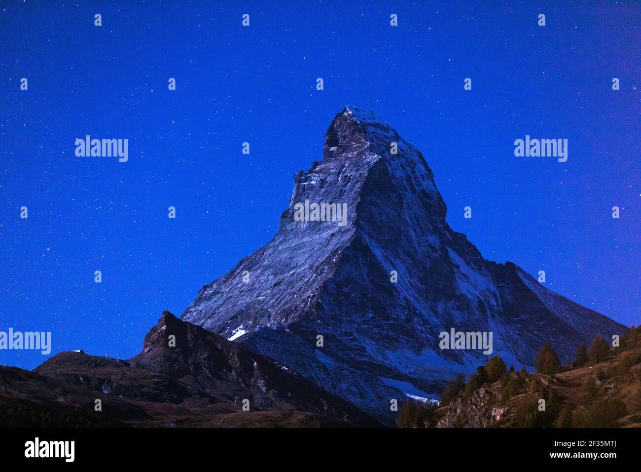 Svizzera, Vallese, Zermatt, la vetta del Cervino con stelle Foto Stock