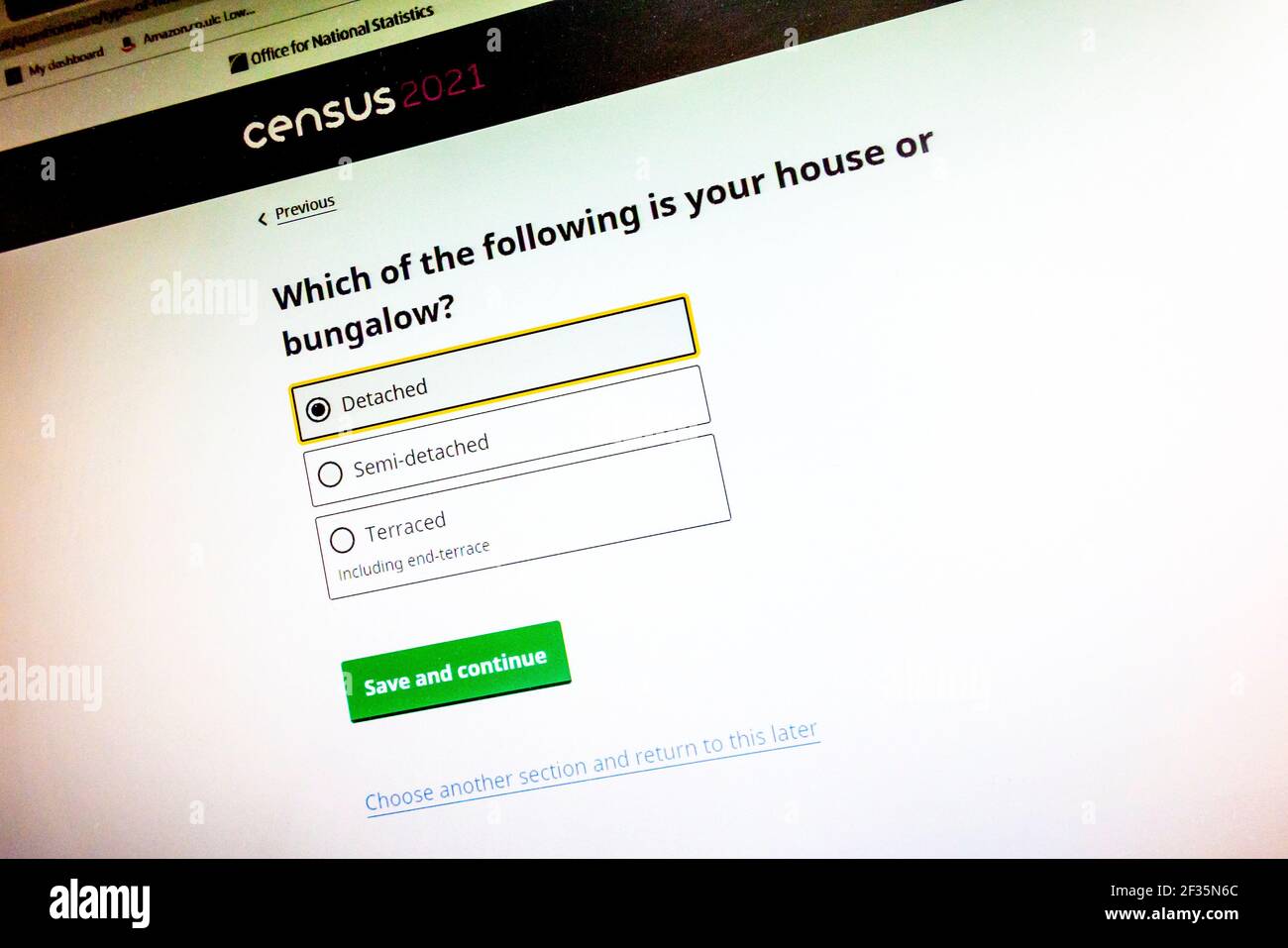 Schermo del computer che mostra le domande circa l'alloggio dal censimento britannico 2021 organizzato dall'Ufficio per le statistiche nazionali. Foto Stock