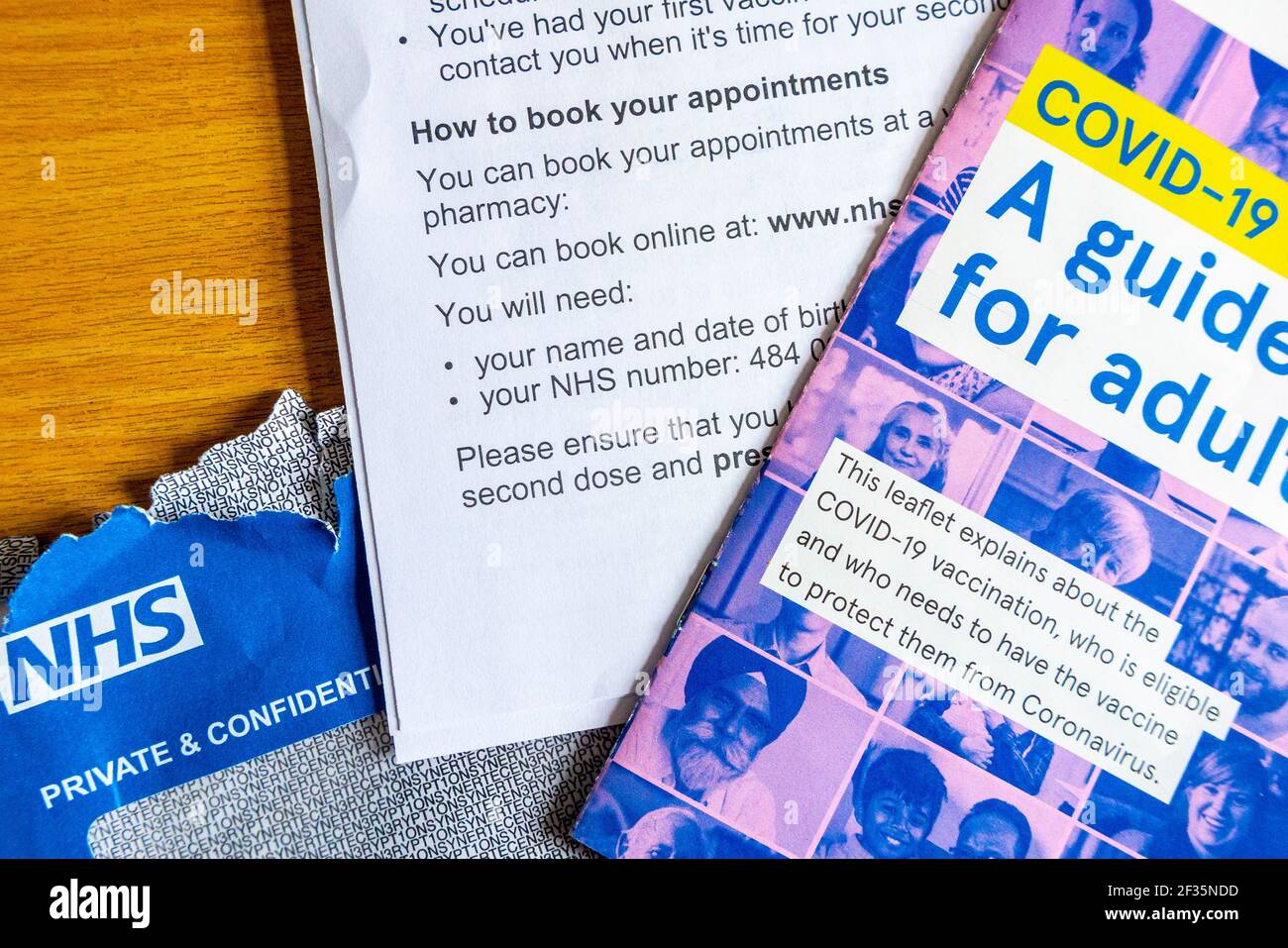 Foglio illustrativo Covid-19 vaccinazione UNA Guida per gli adulti inviata dal pubblico Salute Inghilterra con lettera che spiega come prenotare la vaccinazione del coronavirus Nel marzo 2021 Foto Stock