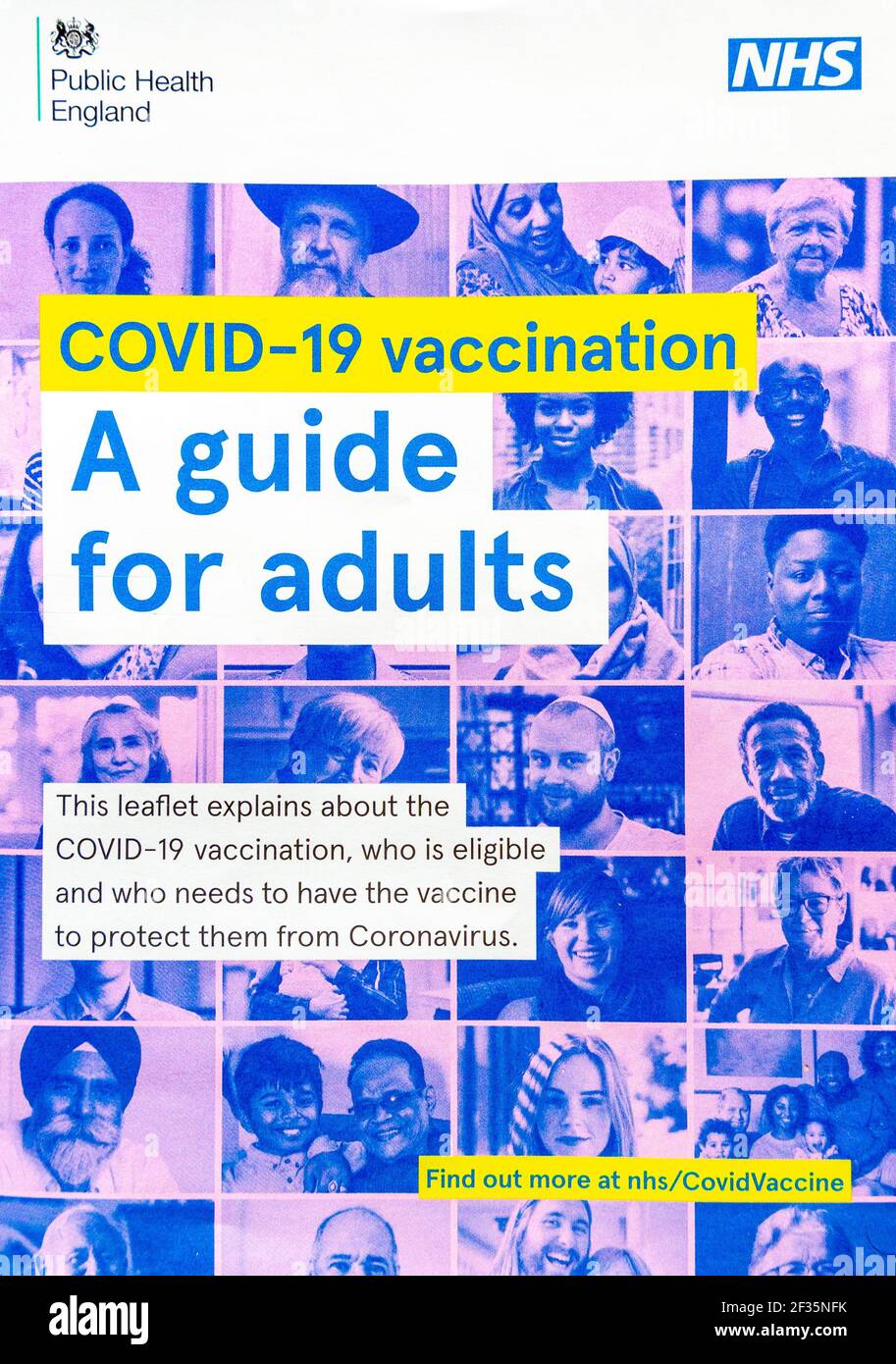 Foglio illustrativo Covid-19 vaccinazione UNA Guida per gli adulti inviata dal pubblico Salute Inghilterra con lettera che spiega come prenotare la vaccinazione del coronavirus Nel marzo 2021 Foto Stock