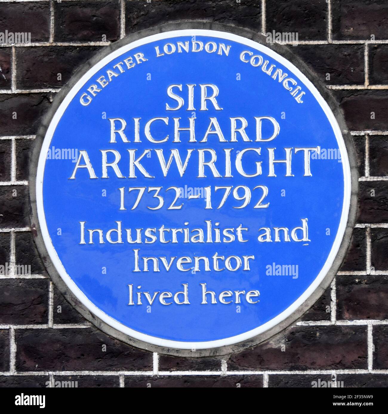 Il muro del Greater London Council ha montato personaggi famosi intorno alla placca blu In una casa di Sir Richard Arkwright 1732 - 1792 Inventore industriale Inghilterra UK Foto Stock