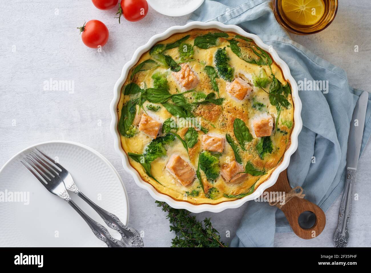 Frittata all'uovo, omelette con salmone, broccoli e spinaci, vista dall'alto, spazio copia Foto Stock