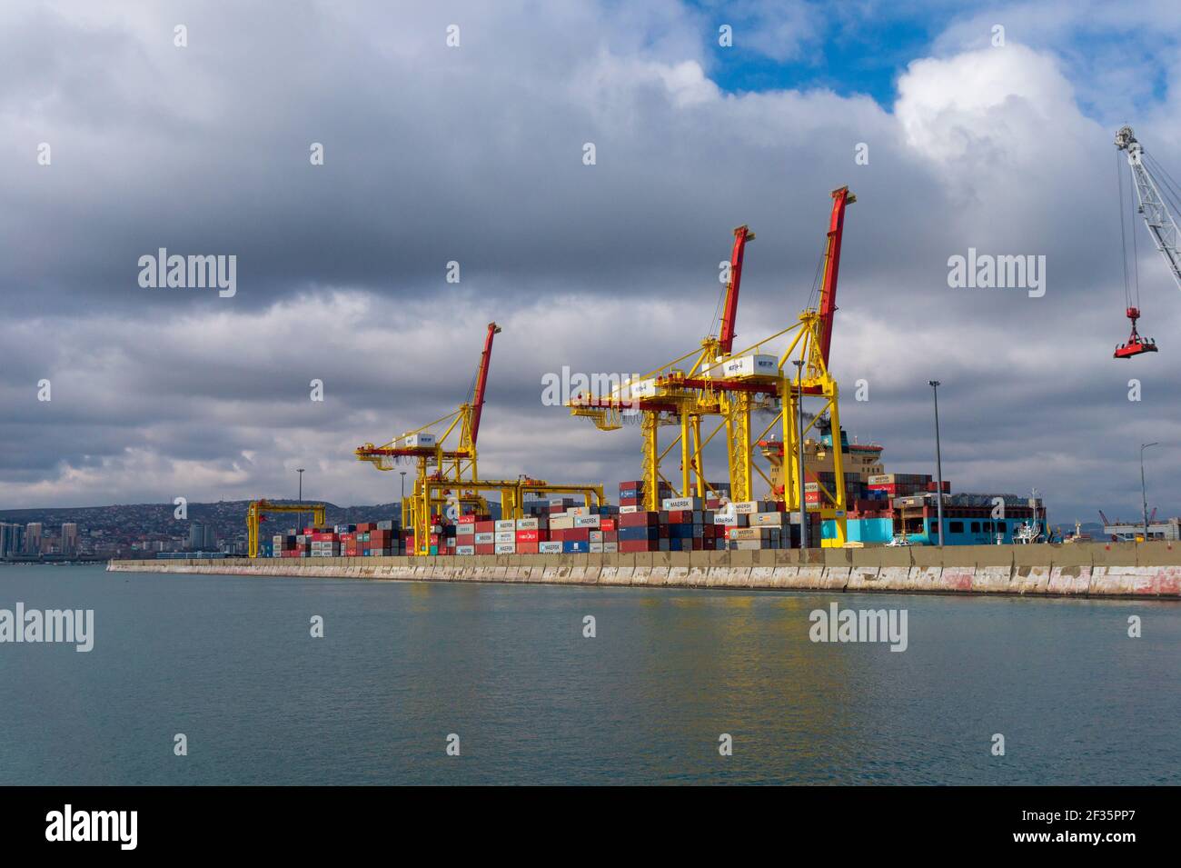 28 febbraio 2021 Russia, Novorossiysk. Gru portuali per il carico di container sulle navi. Foto Stock