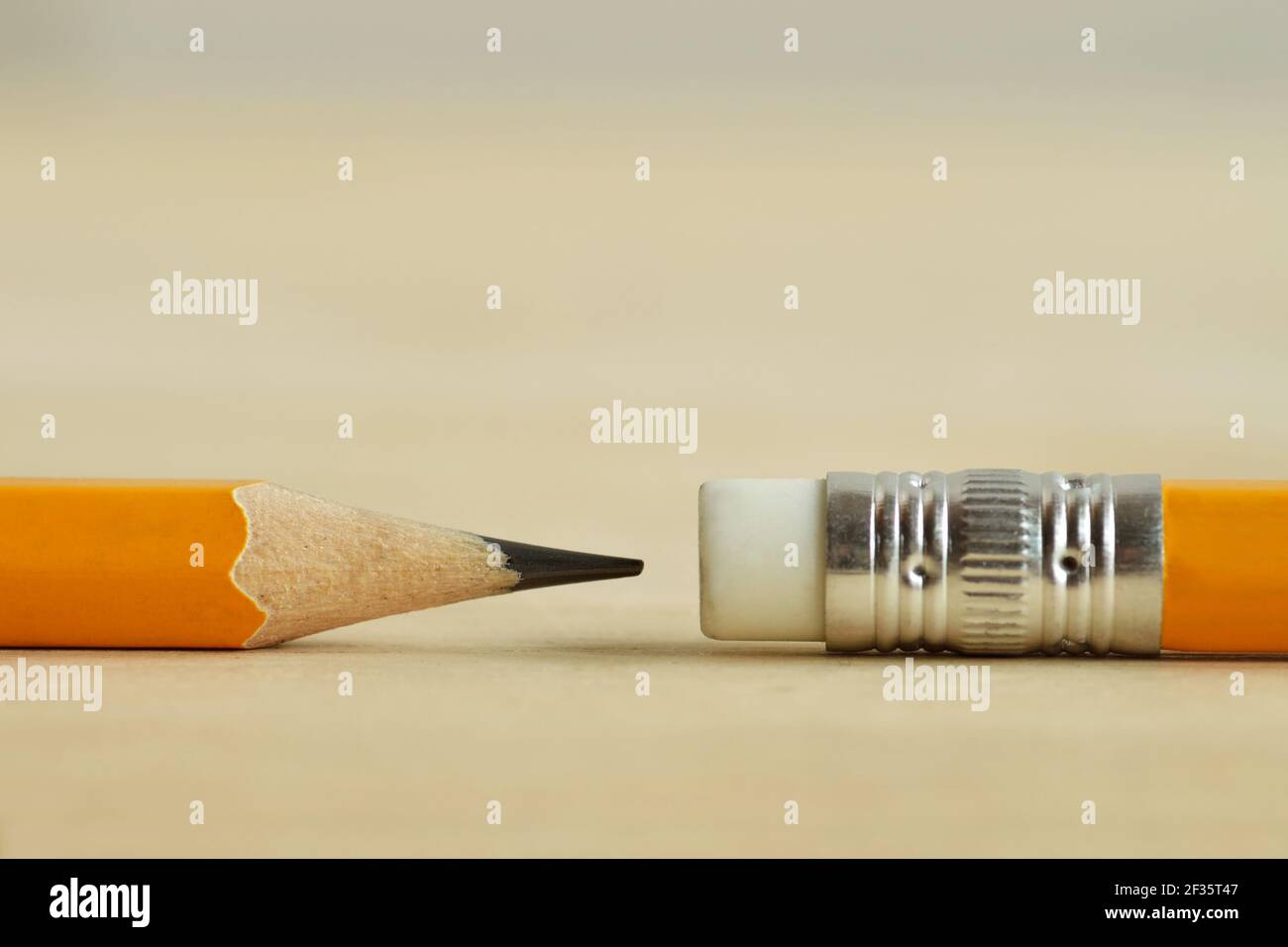 Primo piano di punta e gomma di matita gialla Foto Stock