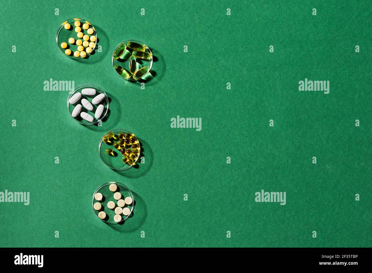 Capsule di vitamine su sfondo verde, vista dall'alto, spazio di copia.  Integratori alimentari: Olio di pesce, omega 3, omega 6, omega 9, vitamina  A, D3, E, B, CALCIO Foto stock - Alamy