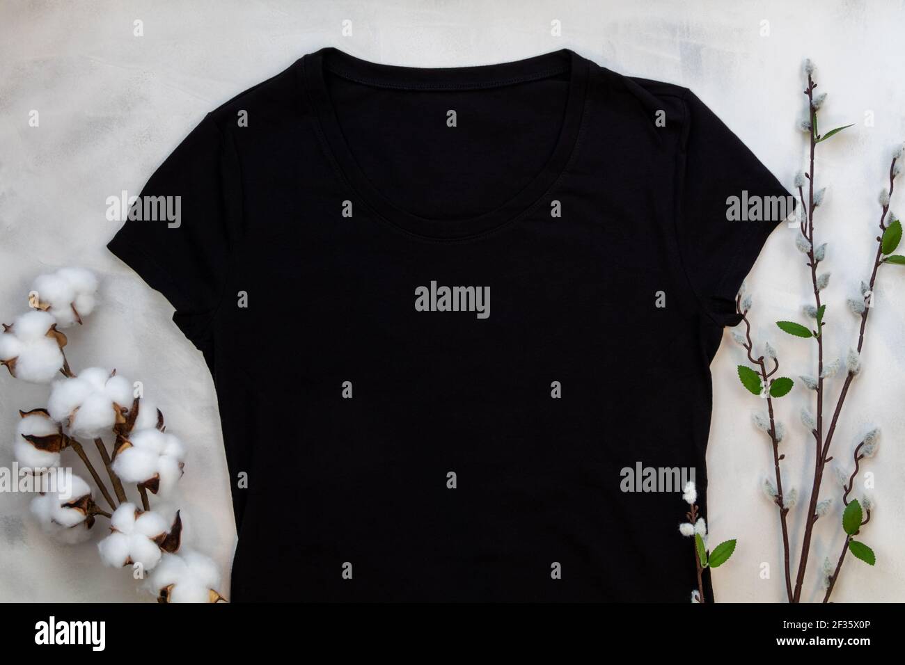 Maglia nera a maniche corte da donna mockup su sfondo grigio acquerello spazio per la copia a disposizione piatta Foto Stock