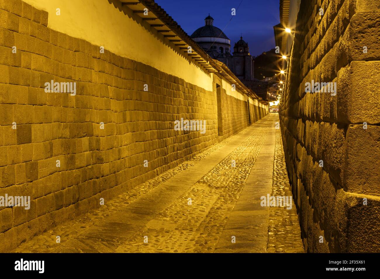 Storico Vicolo di Loreto e la cupola e il campanile a torre de La Compania de Jesus (la Compagnia di Gesù) Chiesa, Cusco, Perù Foto Stock