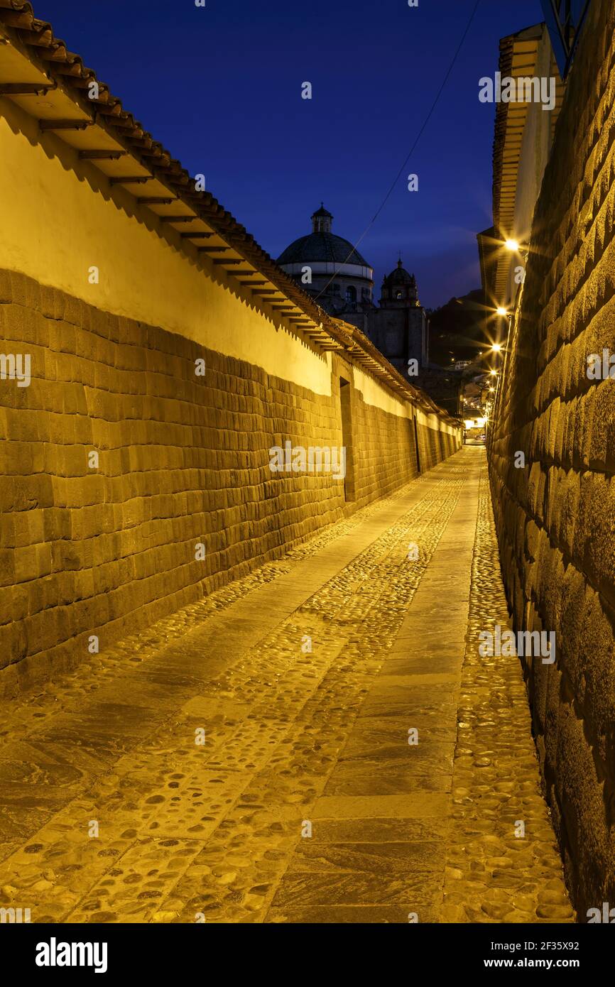 Storico Vicolo di Loreto e la cupola e il campanile a torre de La Compania de Jesus (la Compagnia di Gesù) Chiesa, Cusco, Perù Foto Stock