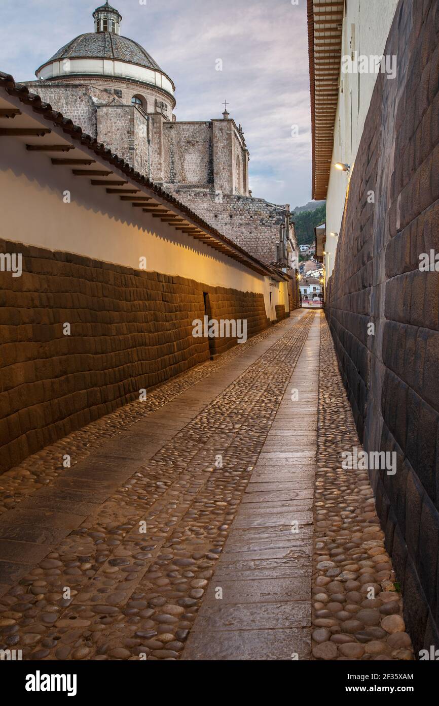 Vicolo storico di Loreto e cupola della Chiesa la Compania de Jesus (la Compagnia di Gesù), Cusco, Perù Foto Stock