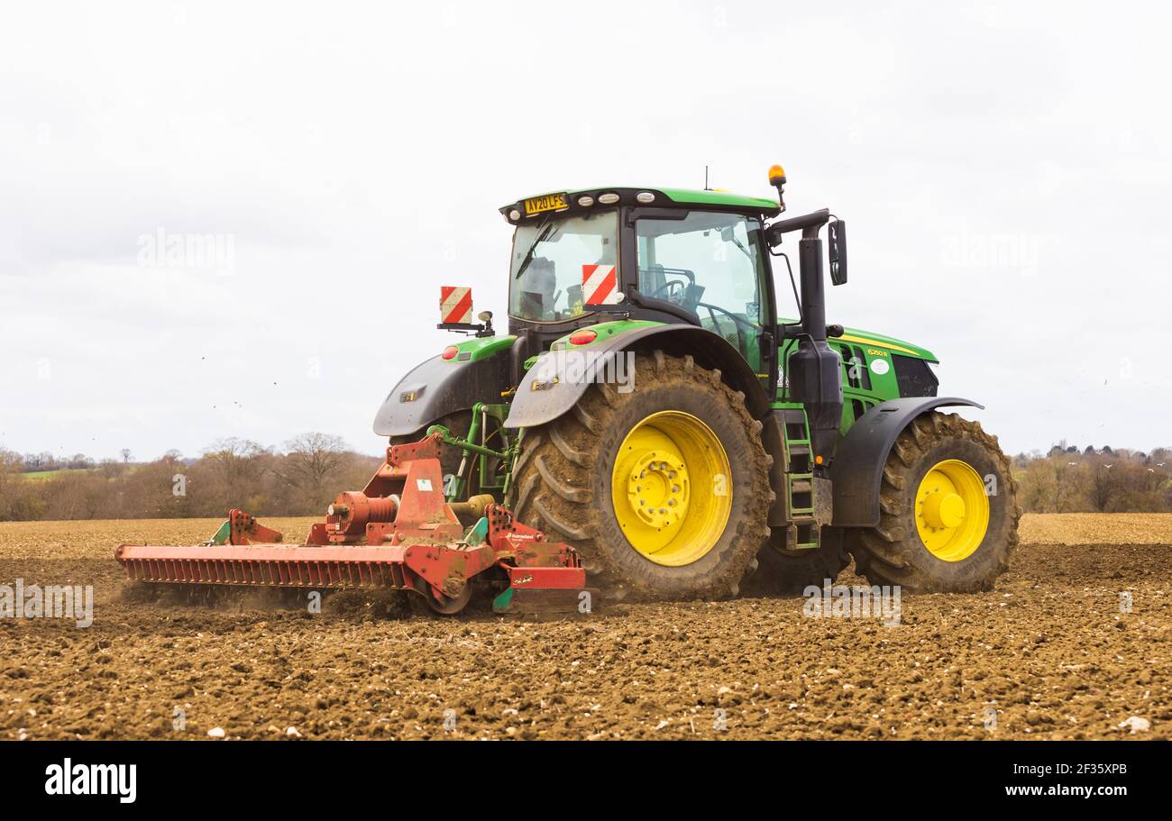Trattore in un campo che prepara il terreno con un Power Harrow per un raccolto a molla. Molto Hadham, Hertfordshire. REGNO UNITO. Marzo 2021 Foto Stock