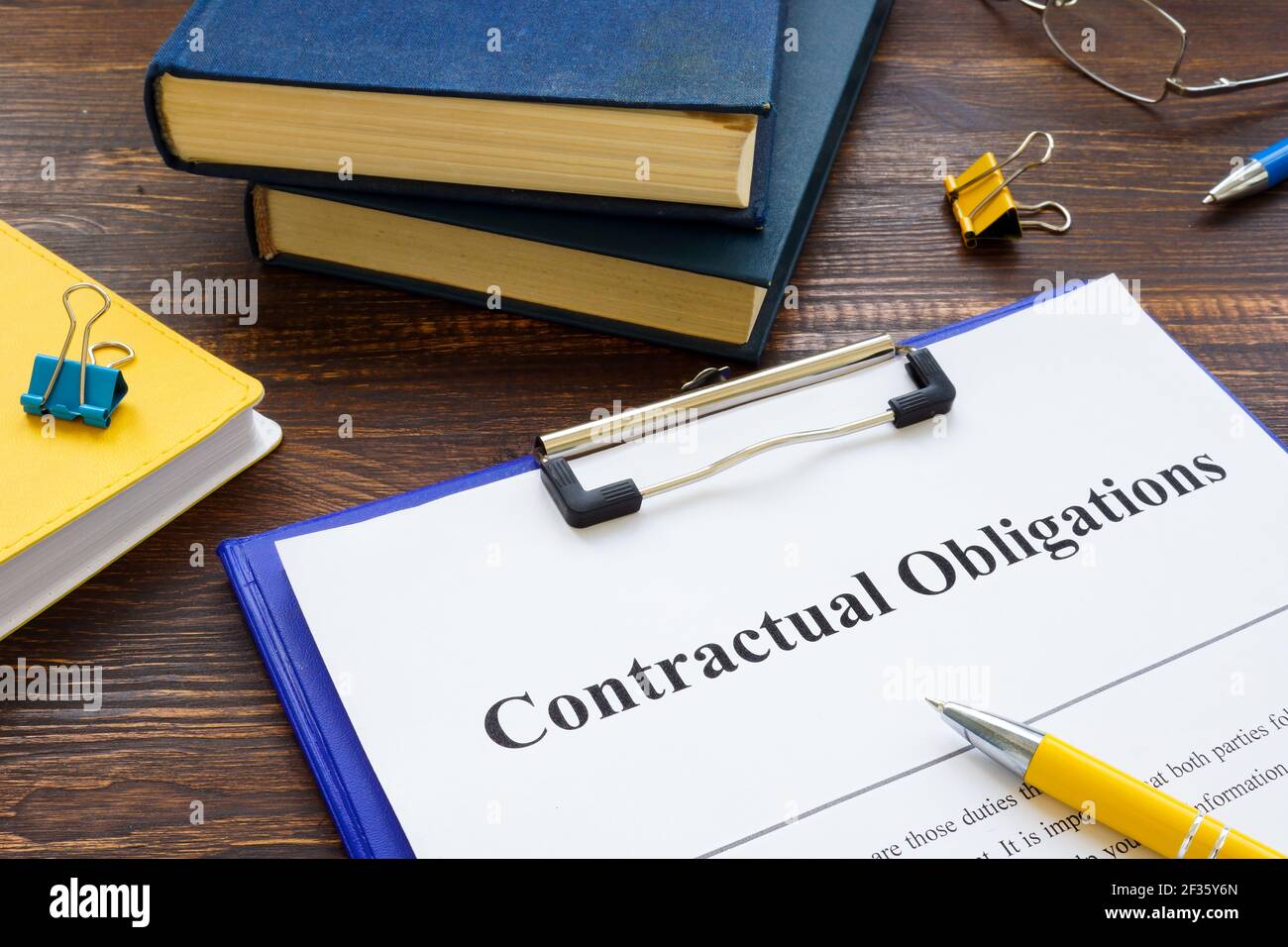 Elenco degli accordi con gli obblighi contrattuali sulla tabella. Foto Stock