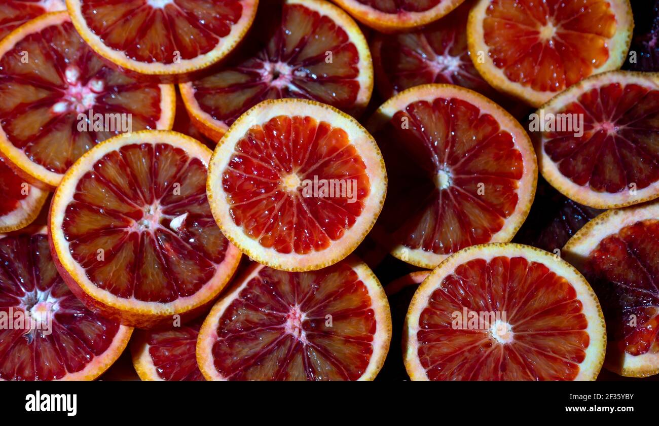 Arance rosse di base di frutta. Arancia succosa a fette. Cibo. Concetto estivo. Primo piano sulla luce. Foto Stock