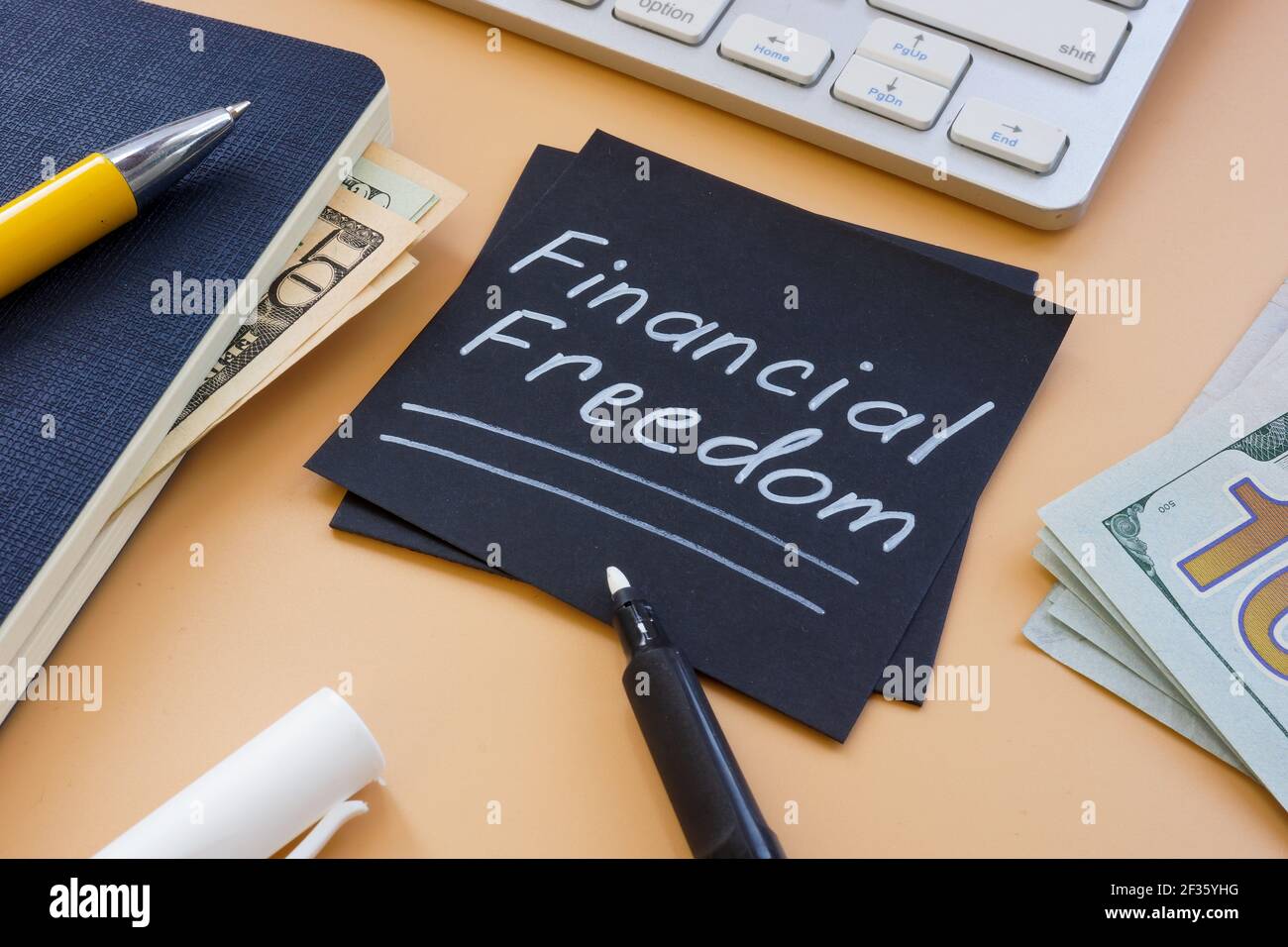 Promemoria per la libertà finanziaria con contanti e tastiera. Foto Stock