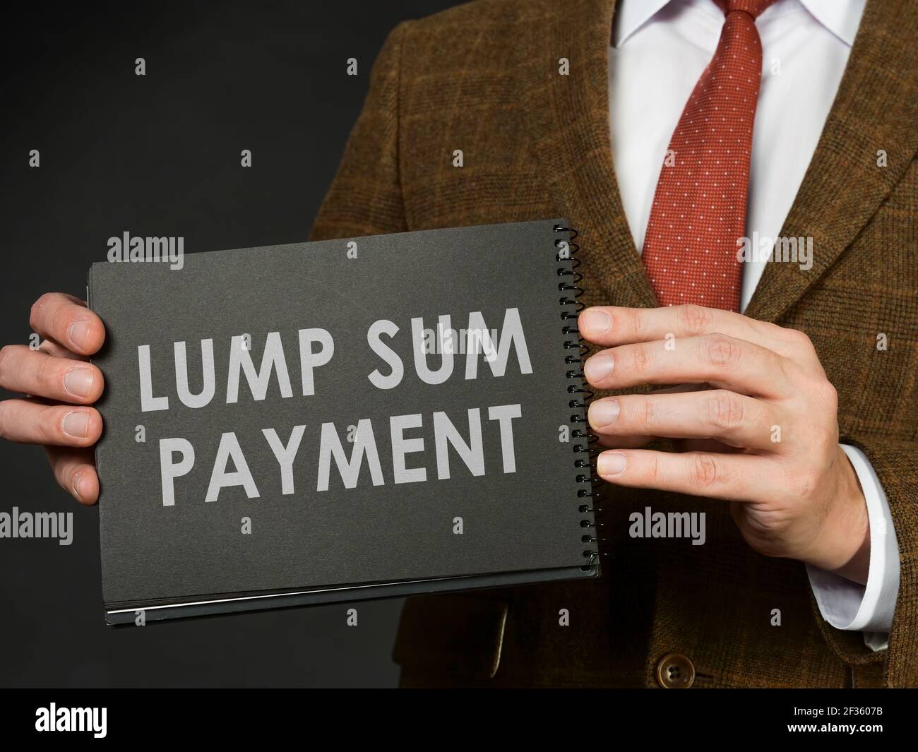 Un uomo in una tuta detiene un'iscrizione forfettaria somma di pagamento. Foto Stock