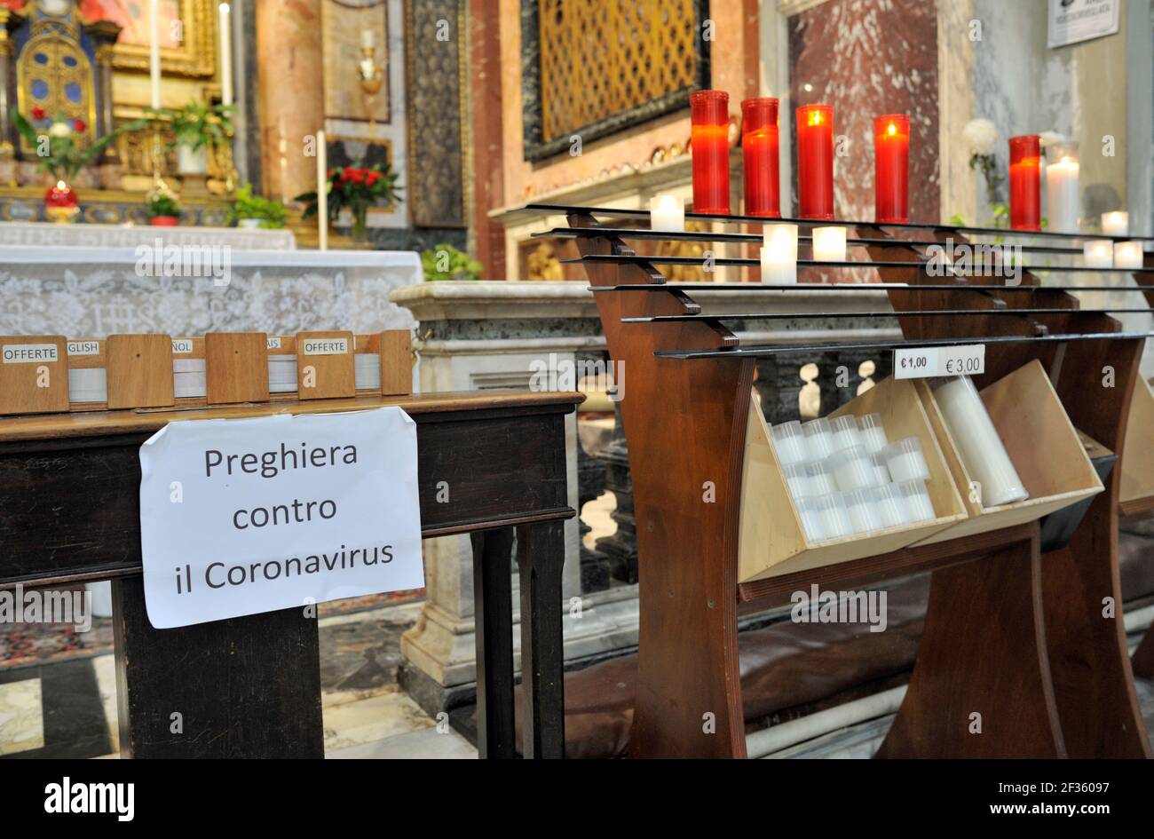 Italia, Roma, chiesa di San Marcello al corso, cappella del Santissimo Crocifisso, preghiera contro il coronavirus Foto Stock