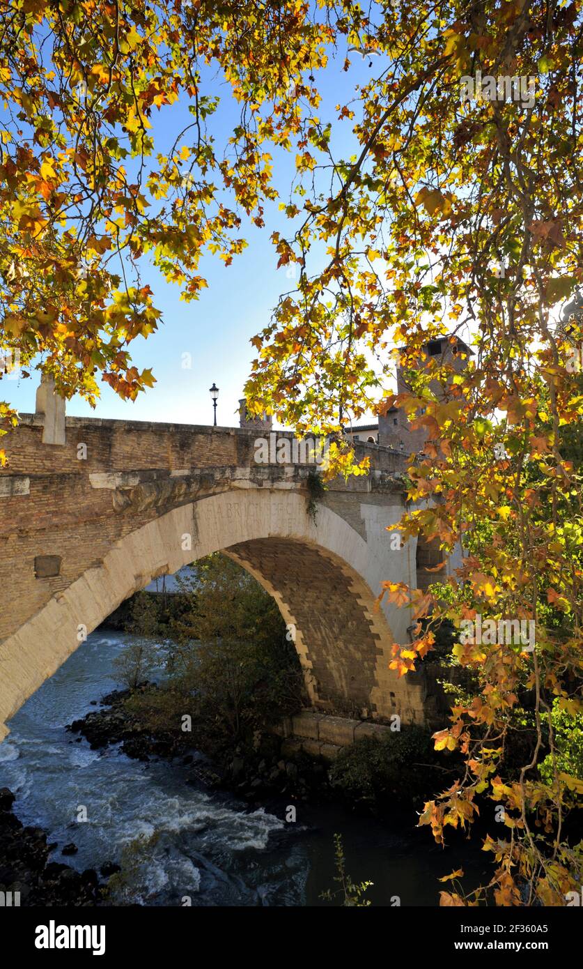 Italia, Roma, fiume Tevere, ponte Pons Fabricius in autunno Foto Stock