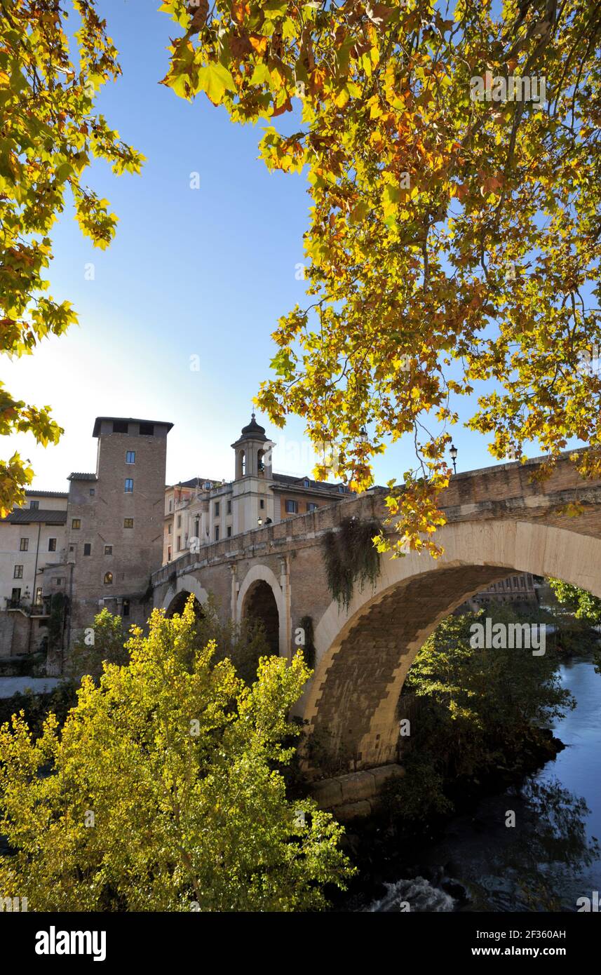 Italia, Roma, fiume Tevere, Isola Tiberina, Ponte Pons Fabricius in autunno Foto Stock