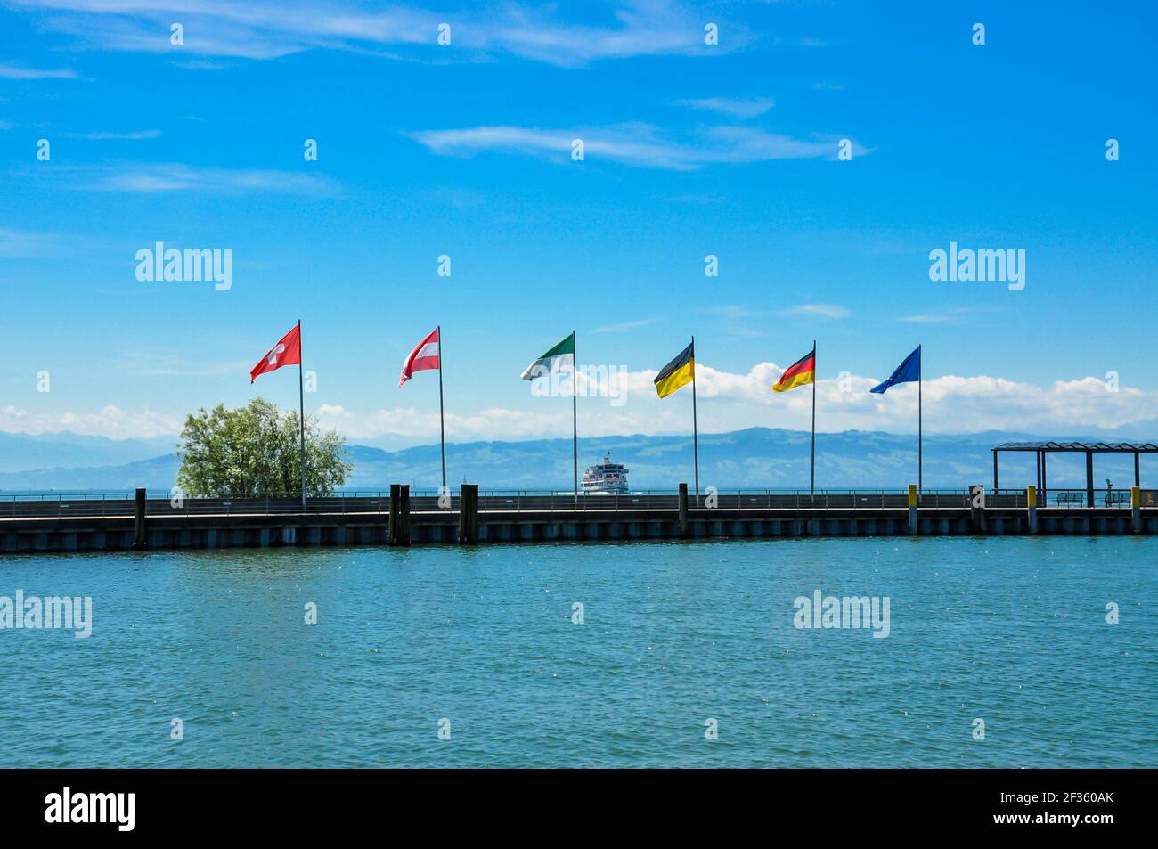 Palco di sbarco sul lago di Costanza con una fila di bandiere nazionali diverse. Vista panoramica Foto Stock