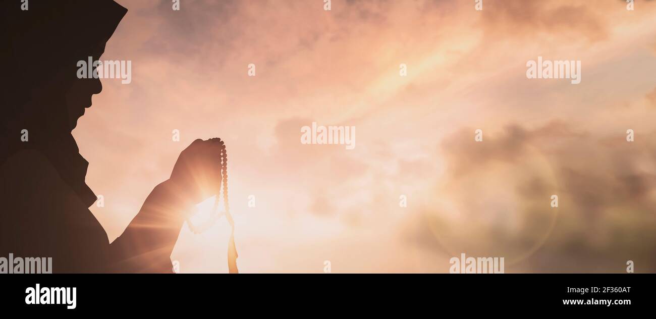 Silhouette di Gesù con la croce sulla nozione di tramonto per la religione, il culto, Natale, Pasqua, Redentore la preghiera di ringraziamento e di lode Foto Stock
