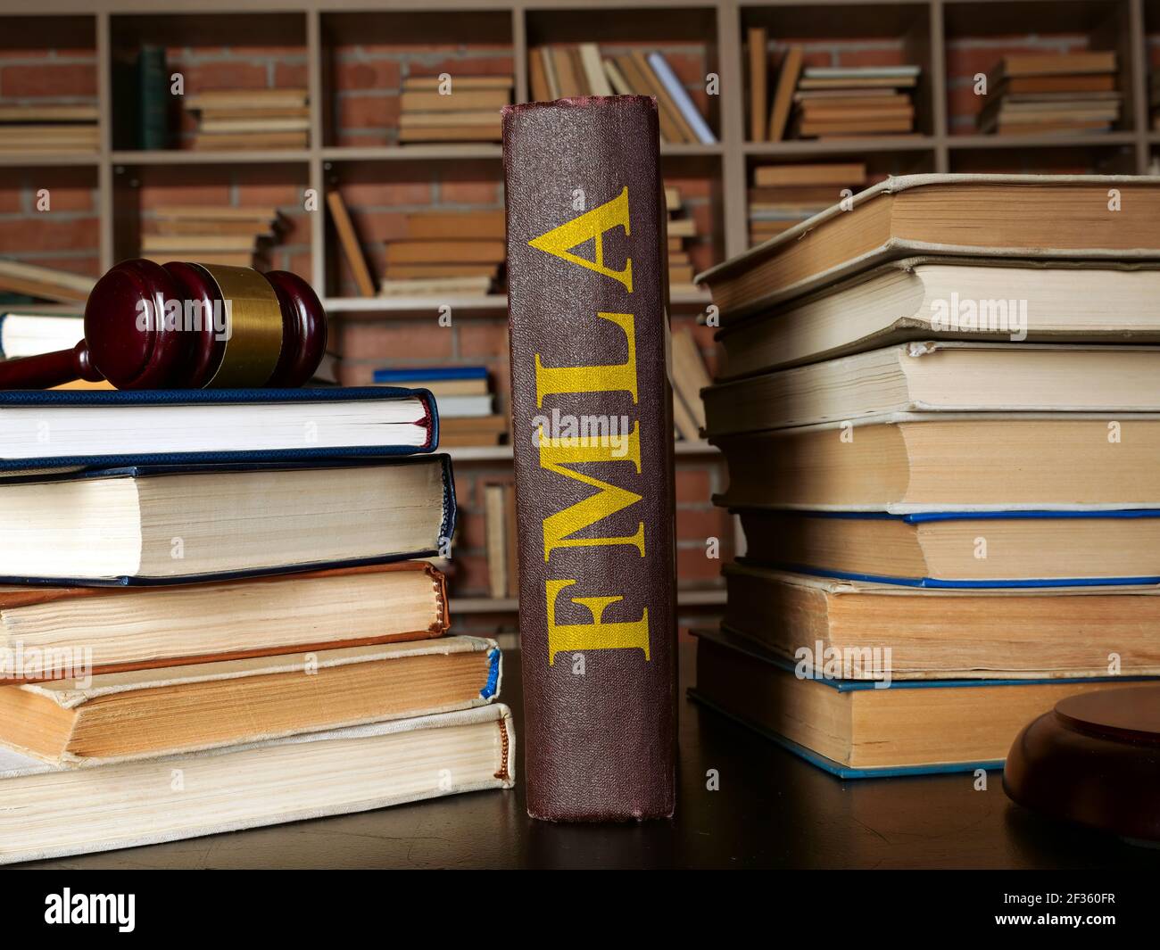 FMLA Family and Medical Leave Act e mucchio di leggi. Foto Stock