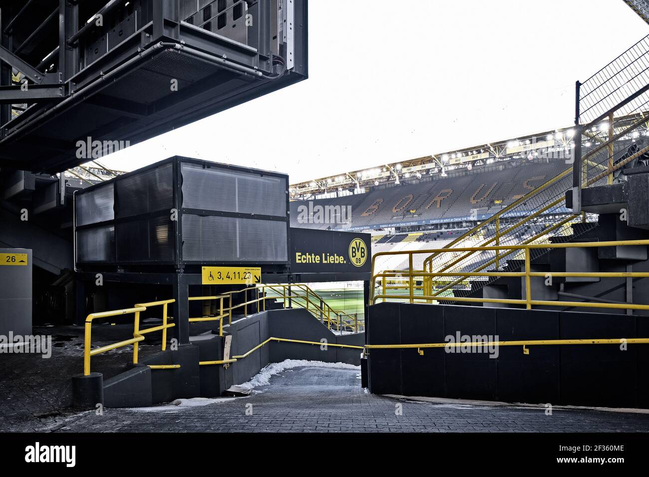 Lo stadio vuoto di Borussia Dortmund, Signal Iduna Park. Precedentemente conosciuto come Westfalenstadion. Dortmund, Renania Settentrionale-Vestfalia, Germania Foto Stock