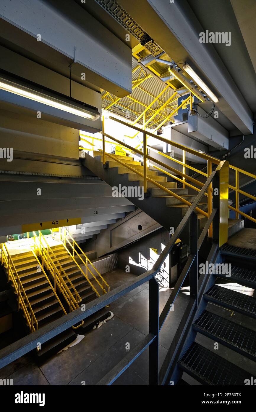 Lo stadio vuoto di Borussia Dortmund, Signal Iduna Park. Precedentemente conosciuto come Westfalenstadion. Dortmund, Renania Settentrionale-Vestfalia, Germania Foto Stock