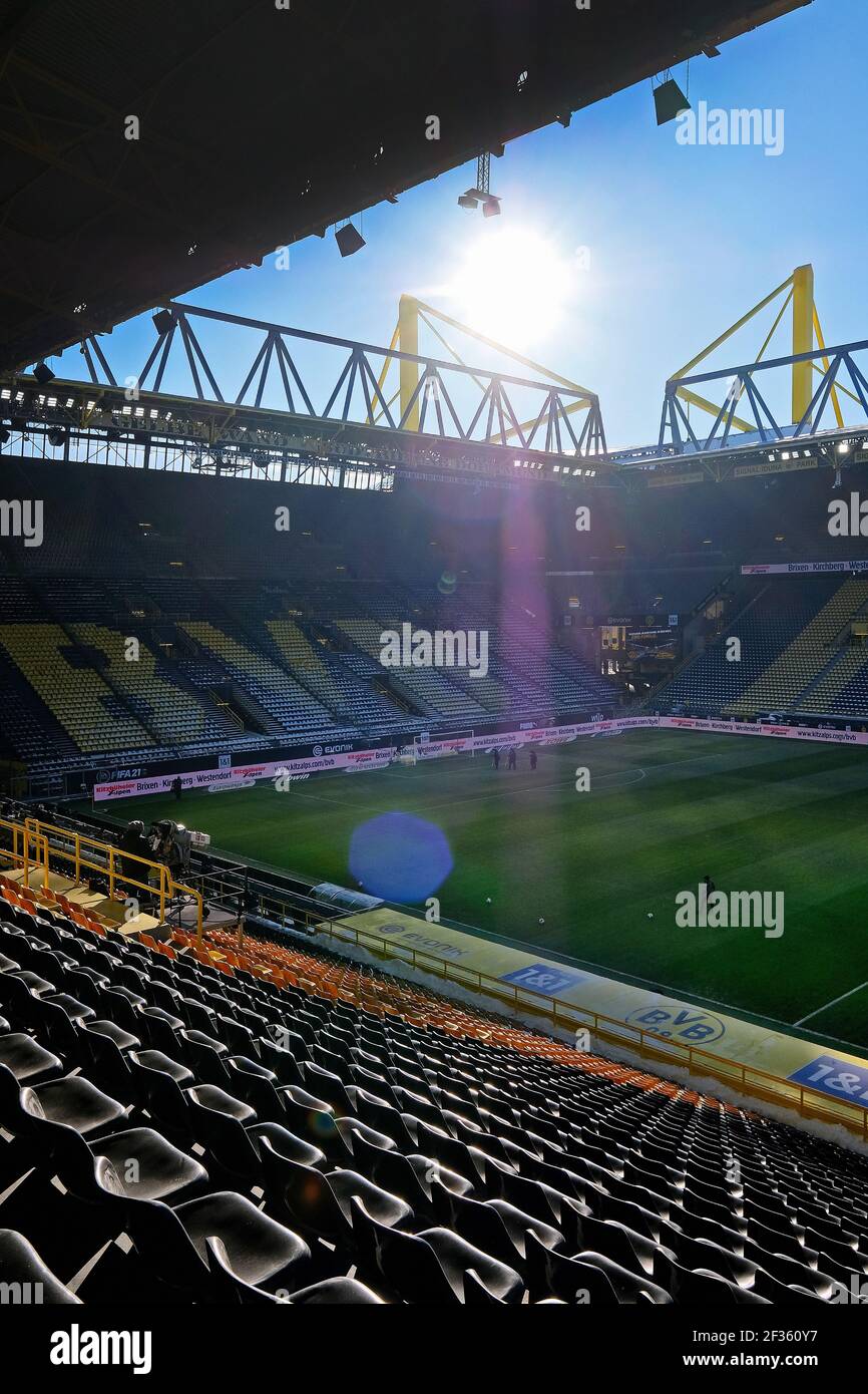 Lo stadio vuoto di Borussia Dortmund, Signal Iduna Park. Precedentemente conosciuto come Westfalenstadion. Dortmund, Renania Settentrionale-Vestfalia, Germania Foto Stock